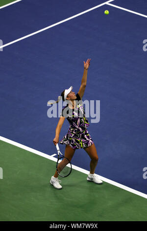 Flushing Meadows, New York, United States - 4 septembre, 2019. Elise Martens de Belgique servant à Bianca Andreescu du Canada lors de leur match quart de finale à l'US Open aujourd'hui. Andreescu a gagné en trois sets à l'avance pour les demi-finales. Crédit : Adam Stoltman/Alamy Live News Banque D'Images