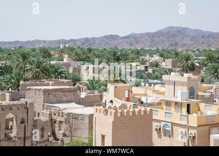 Vue depuis le fort en ruines de la ville de Nizwa, Oman Banque D'Images