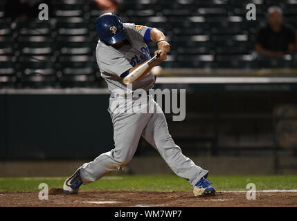 Fargo, ND, États-Unis d'Amérique. 16Th Jun 2019. Le joueur de premier but des Saints saint Paul Brady Shoemaker (21) frappe la balle au cours de l'Association américaine de baseball professionnel Division Nord match de demi-finale entre la St. Paul Saints et le FM Redhawks au champ extérieur Newman à Fargo, ND. Les Redhawks a gagné 3-2. Photo par Russell Hons/CSM/Alamy Live News Banque D'Images