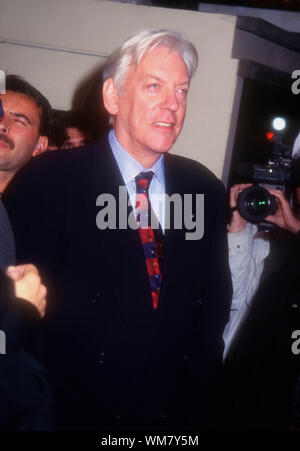 Westwood, Californie, USA 28 novembre 1994 l'Acteur Donald Sutherland assiste à la Warner Bros Pictures' "divulgation" Création le 28 novembre 1994 à Mann Bruin Theatre à Westwood, Californie, USA. Photo de Barry King/Alamy Stock Photo Banque D'Images