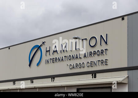 Logo de l'aéroport international de Hamilton visible au sommet des aéroports du Cargo Centre. Banque D'Images