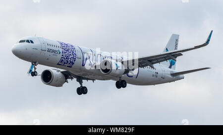 Açores Airlines A 321 dans leur atterrissage spécial « Wonder » à l'aéroport international Pearson de Toronto. Aéroport par jour nuageux. Banque D'Images