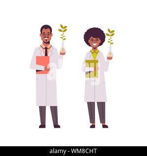 Deux scientifiques examinant des échantillons de plantes dans des tubes à essai african american man femme en uniforme faisant des expériences en laboratoire de génétique La recherche Sciences Illustration de Vecteur