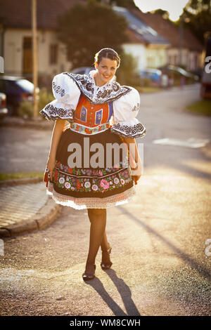 Maintien de la tradition vivante : jeune femme en robe de cérémonie richement décorées folk/costume régional (Kyjov costume, southern Moravia République Tchèque, Republi Banque D'Images