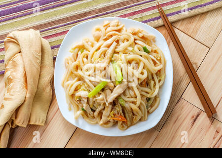 Nouilles udon japonaise frit dans une sauce à l'ail avec du poulet Banque D'Images