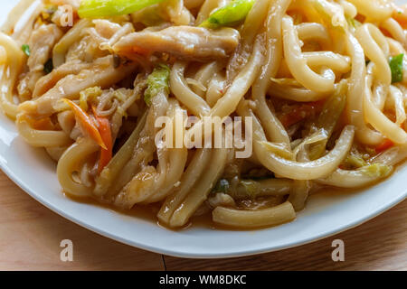 Nouilles udon japonaise frit dans une sauce à l'ail avec du poulet Banque D'Images