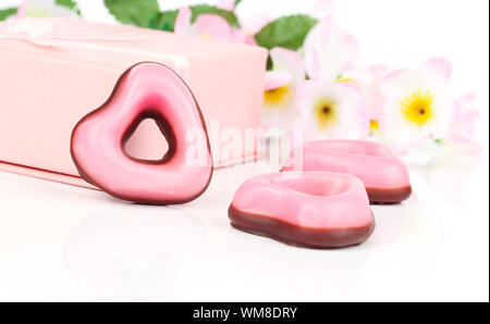 Cookies coeur rose pour la Saint-Valentin, sur fond blanc Banque D'Images