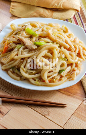Nouilles udon japonaise frit dans une sauce à l'ail avec du poulet Banque D'Images