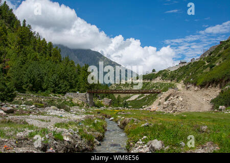 La rivière qui coule à travers Chitkul Glacier Village de Himachal Pradesh, Inde Banque D'Images