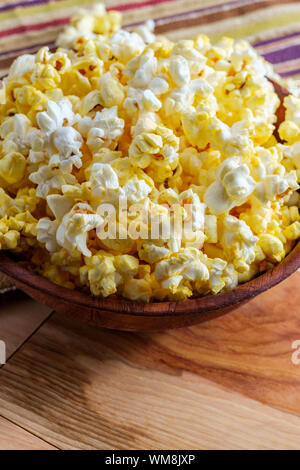 Théâtre faits maison avec du beurre popcorn dans bol en bois pour Movie night Banque D'Images