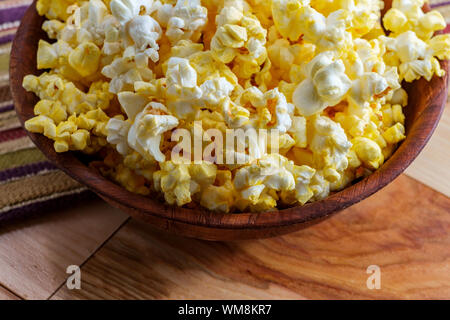 Théâtre faits maison avec du beurre popcorn dans bol en bois pour Movie night Banque D'Images