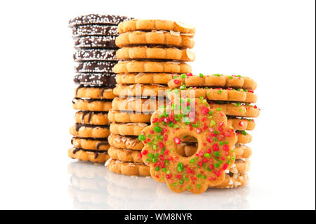 Des couronnes de Noël en rouge et vert avec ruban Banque D'Images