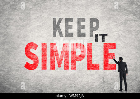 Asian businessman écrire du texte sur mur, rester simple Banque D'Images