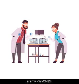 Deux scientifiques holding test tube avec des échantillons de sang homme femme en uniforme à l'aide médicale de l'analyseur de laboratoire machine research science medicine Illustration de Vecteur