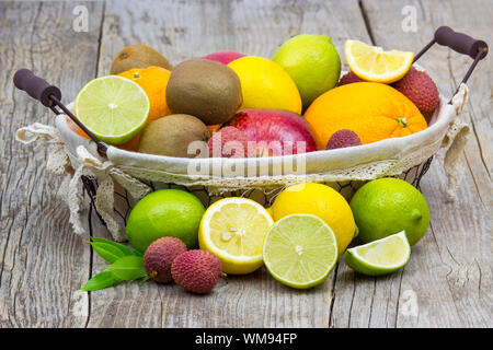 Les fruits dans un panier sur fond de bois Banque D'Images