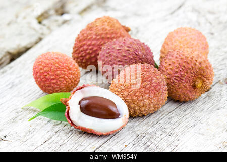 Litchis frais sur fond de bois Banque D'Images