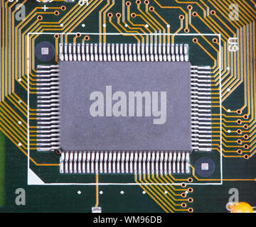 La grande microcircuit intégré sur une surface de circuit imprimé Banque D'Images