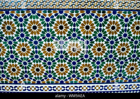 Un exemple de conception islamique dans le béton coulé sur un immeuble situé à Putrajaya, Malaisie. Banque D'Images