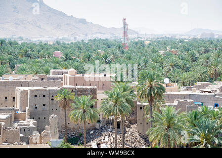 Vue du fort aux bâtiments et des palmiers de la ville Nizwa, Oman Banque D'Images