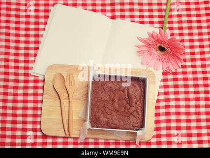 Brownie fait maison sur ordinateur portable blanc avec effet filtre rétro Banque D'Images