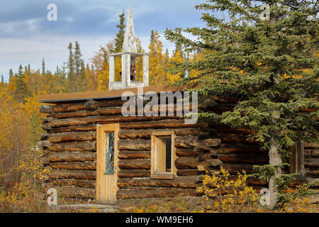 Log Building à côté de l'autoroute Richardson, Alaska Banque D'Images