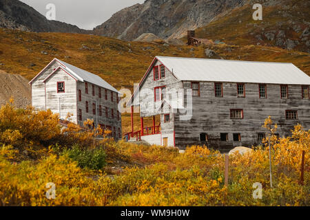 Bâtiments historiques à l'automne, paysage, mine l'indépendance Hatcher Pass, Alaska Banque D'Images