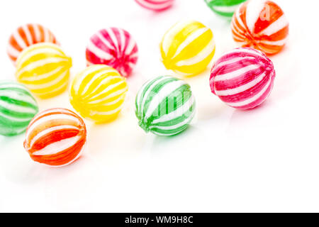 Bonbons colorés isolé sur blanc. Banque D'Images