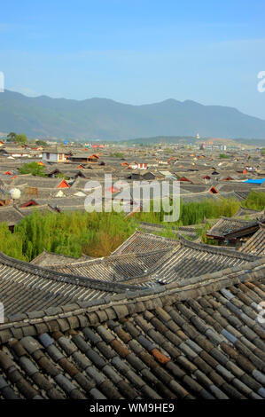 Les toits de Lijiang Old Town dans la province chinoise du Yunnan Banque D'Images