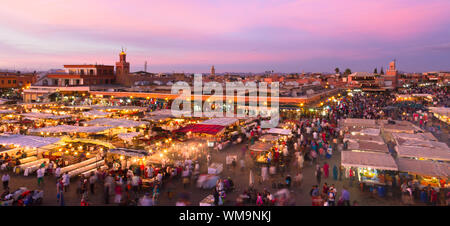 Aussi Jamaa el Fna Jemaa el-Fna, place Djema el-Fna ou Place Djemaa el-Fna est un carré et de la place du marché à Marrakech, Maroc, Afrique. Chef-d'oeuvre de l'UNESCO Banque D'Images