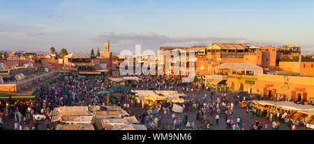 Place Jamaa El Fna, Marrakech, Maroc. Banque D'Images