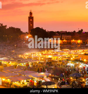 Aussi Jamaa el Fna Jemaa el-Fna, place Djema el-Fna ou Place Djemaa el-Fna est un carré et de la place du marché à Marrakech, Maroc, Afrique. Chef-d'oeuvre de l'UNESCO Banque D'Images
