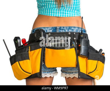 Femme portant chemise. short et ceinture d'outils avec des outils, Close up, vue de dos, isolé sur fond blanc Banque D'Images