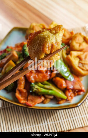 Subgum wonton dîner avec Boeuf Porc Poulet sauté de crevettes et légumes chinois mélangés Banque D'Images