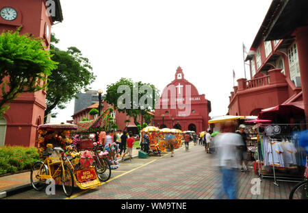 L'activité touristique en face l'Église du Christ. L'Église du Christ se trouve sur la place principale à côté de Stadthuys, Melaka, Malaisie. Banque D'Images