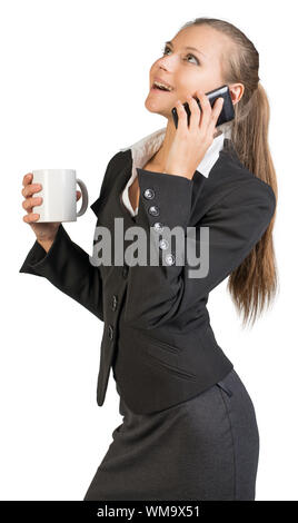 Businesswoman holding mug, parler au téléphone, regardant vers le haut, rire. Plus isolé sur fond blanc Banque D'Images