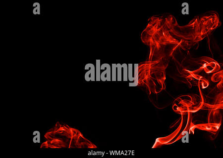 La fumée de couleur orange rouge abstrait isolé sur fond noir. belle toile de fond d'écran de fumée de couleur. Banque D'Images
