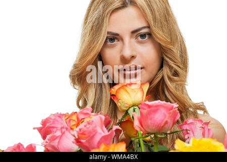 Young smiling woman with flowers roses isolated Banque D'Images