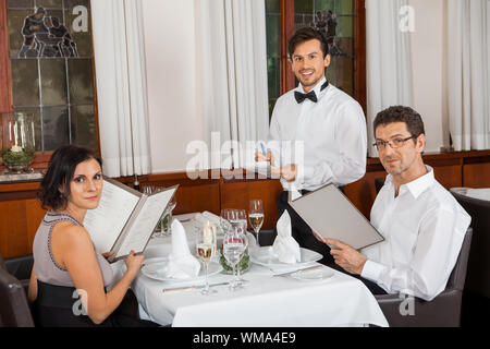 Young smiling couple au restaurant Banque D'Images