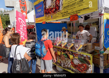 Les gens qui achètent des crêpes à la japonaise au food2019 Matsuri festival Nikkei Nikkei, Centre Culturel, Burnaby, Vancouver, Colombie-Britannique, Canada Banque D'Images