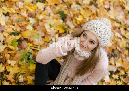 Attractive young woman relaxing in atumn jaune en plein air dans la nature du parc Banque D'Images