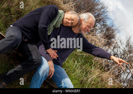 Happy senior couple relaxing together in the sunshine Banque D'Images