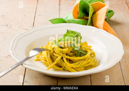 Photo de délicieux plats de pâtes au pesto de roquette et au safran Banque D'Images