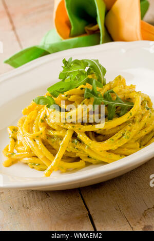 Photo de délicieux plats de pâtes au pesto de roquette et au safran Banque D'Images