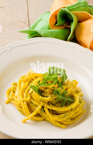 Photo de délicieux plats de pâtes au pesto de roquette et au safran Banque D'Images