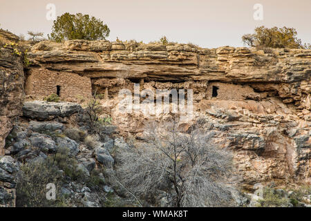 Cliff dwellings tribue Sinagua à Montezuma Well dans l'Arizona moderne Banque D'Images