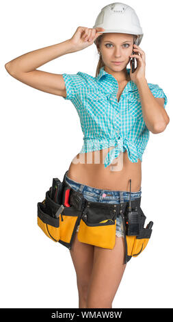 Femme au casque et ceinture d'outils composant on mobile phone. Isolé sur fond blanc Banque D'Images