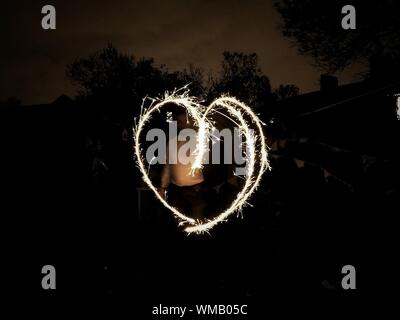 Homme debout avec forme de coeur Peinture Lumière De Nuit