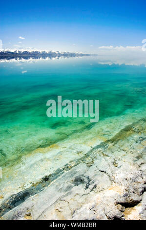 Snow Mountain et beau lac Banque D'Images