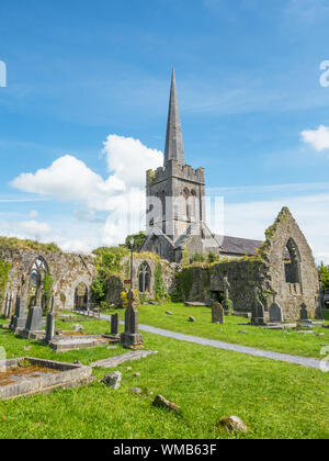 Les ruines de la cité médiévale Saint Mary's Parish Church, dans le centre d'Athenry dans le comté de Galway, Irlande, est maintenant un centre des arts et du patrimoine. Banque D'Images