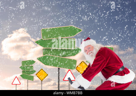 Santa utilise un home trainer contre le groupe de panneaux vides Banque D'Images